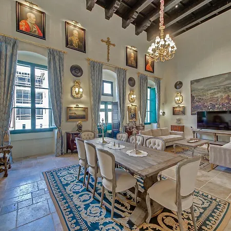 A Luxurious Palazzo In Valetta With Private Pool By 360 Estates Валетта
