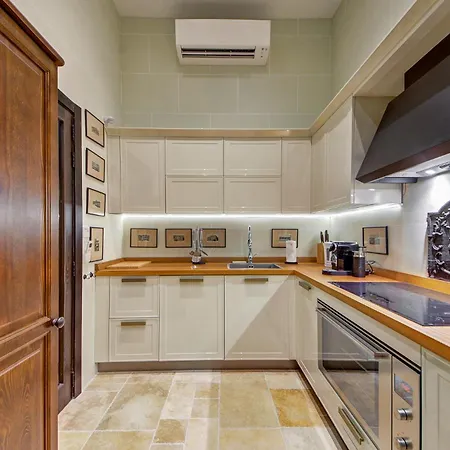 A Luxurious Palazzo In Valetta With Private Pool By 360 Estates Валетта